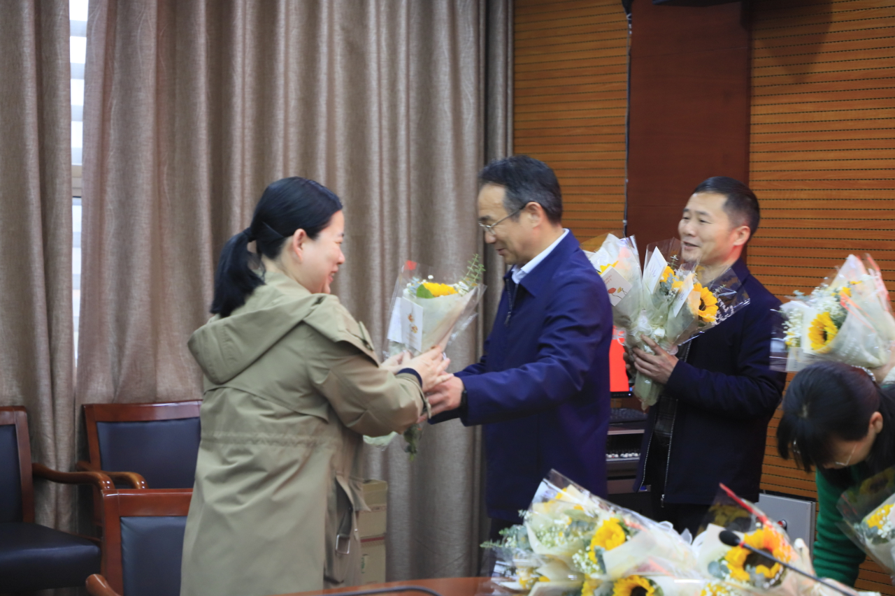 “祝大家芳华自在、笑靥如花！”值此“三八”国际劳动妇女节之际，郴州自贸片区、高新区党工委书记周亦彬为园区全体女职工献花并送上节日的祝福。 