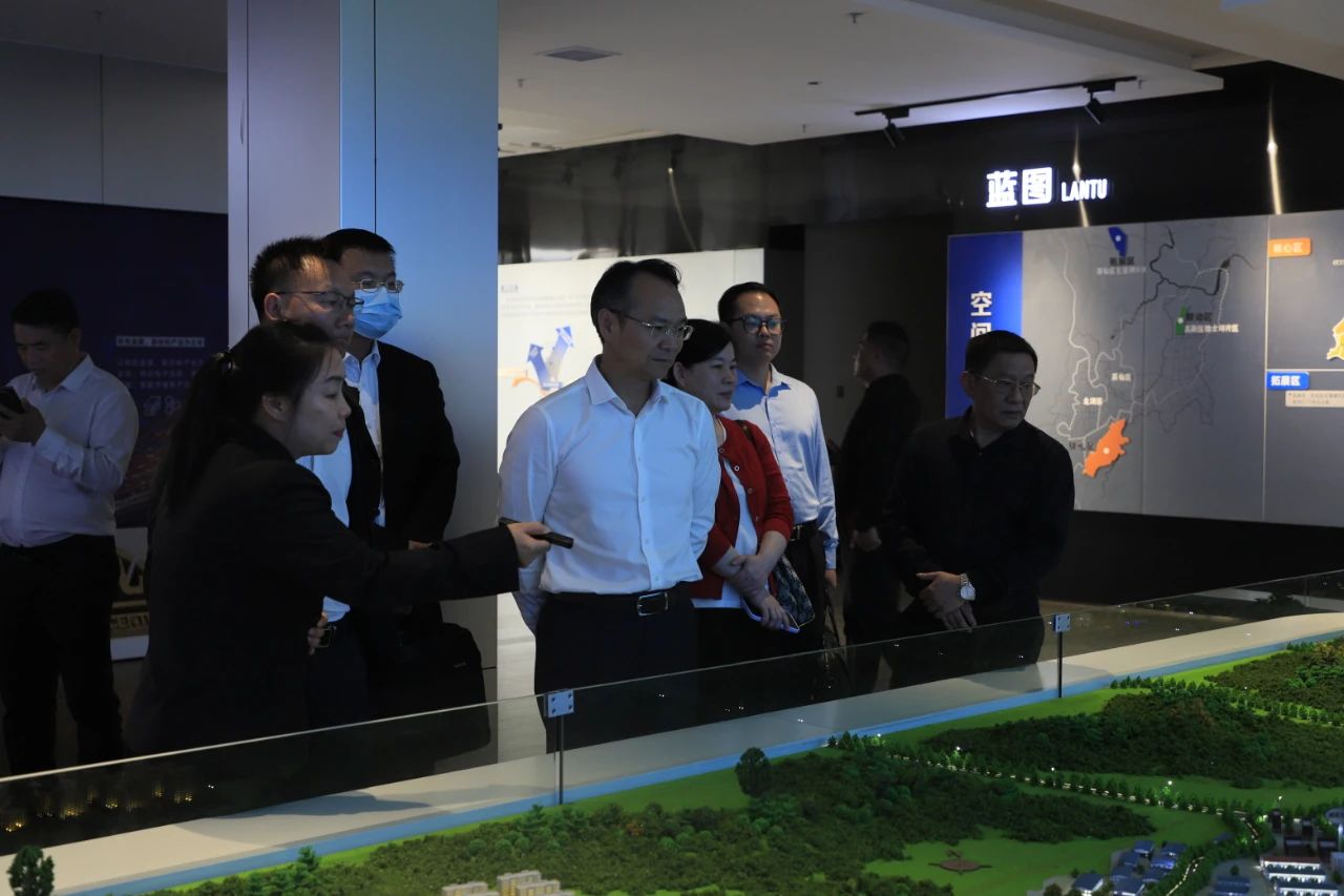 周亦彬一行先后参观了郴州国际陆港展厅及跨境电商进出口商品交易展示中心，并召开郴州自贸片区和郴州国际陆港联动发展座谈会。