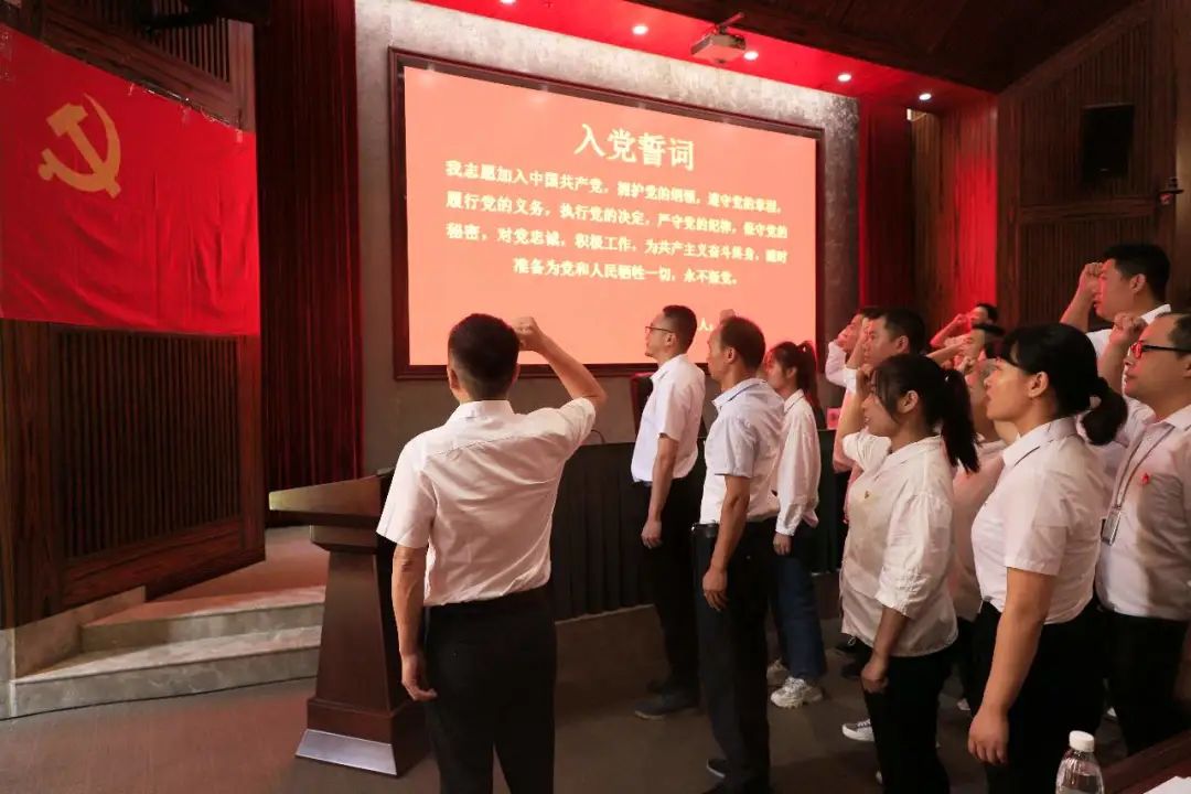 红心向党庆“七一”，踔厉奋发践初心。6月29日，郴州自贸片区、高新区举行2023年两新党建工作推进会，园区党工委副书记、两新综合党委书记雷向进出席会议并讲话。