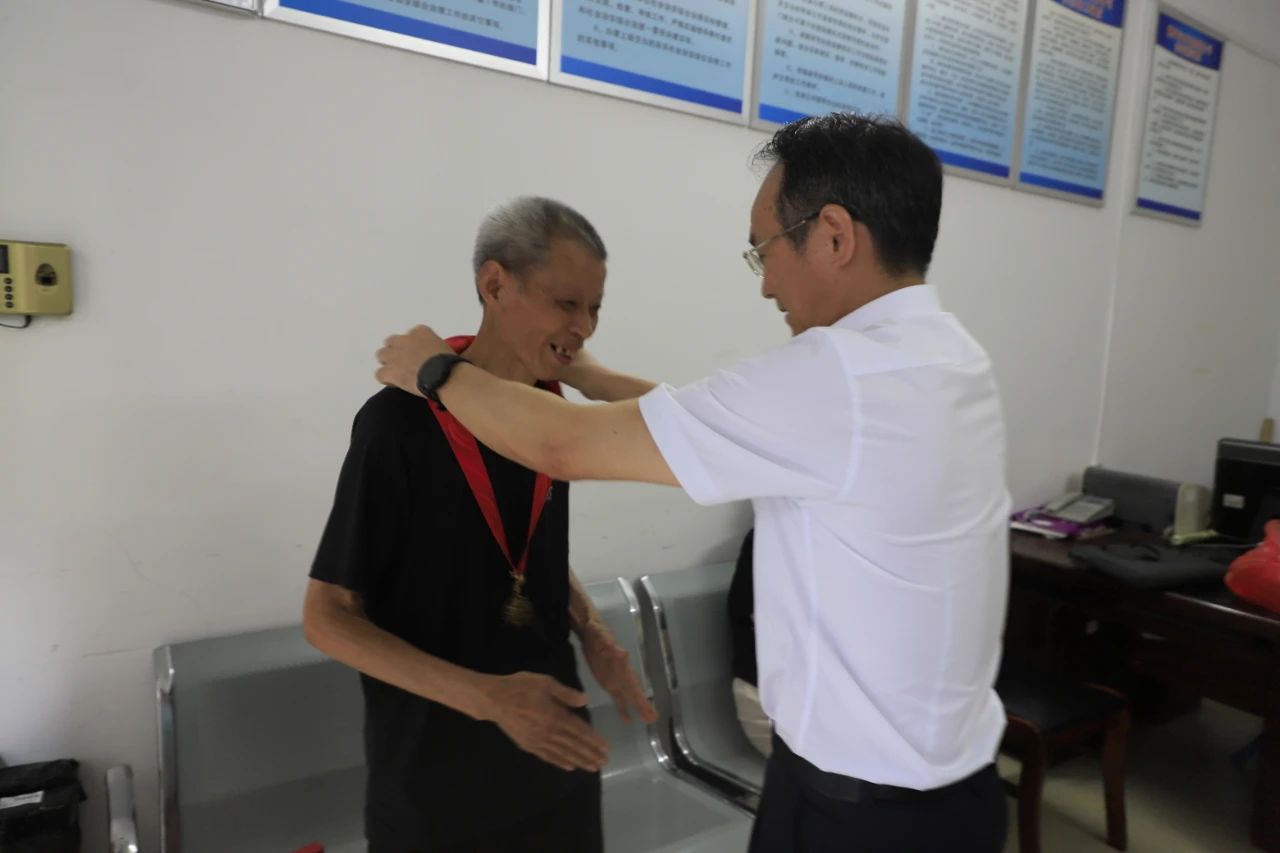 “七一”前夕，郴州自贸片区、高新区党工委书记周亦彬率队走访慰问园区老党员、困难党员，送去组织的关心关怀，并致以节日的问候和诚挚的祝福。