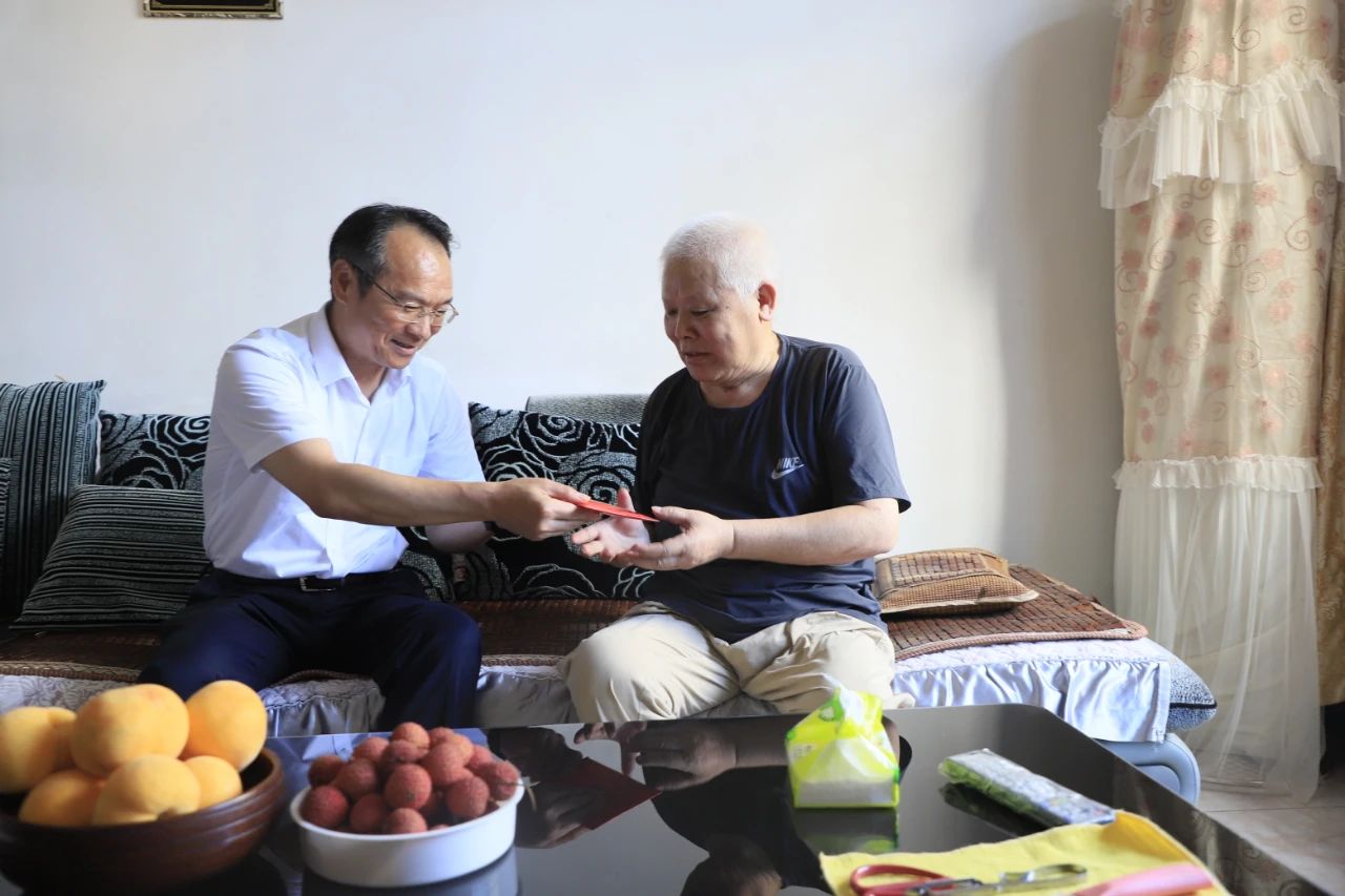 “七一”前夕，郴州自贸片区、高新区党工委书记周亦彬率队走访慰问园区老党员、困难党员，送去组织的关心关怀，并致以节日的问候和诚挚的祝福。