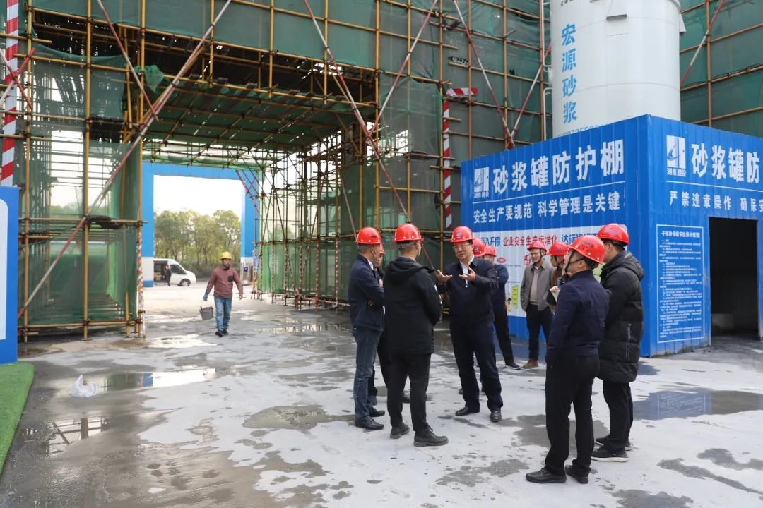 12月1日下午，郴州自贸片区、高新区党工委副书记、管委会主任王卫东带队开展“走找想促”活动。