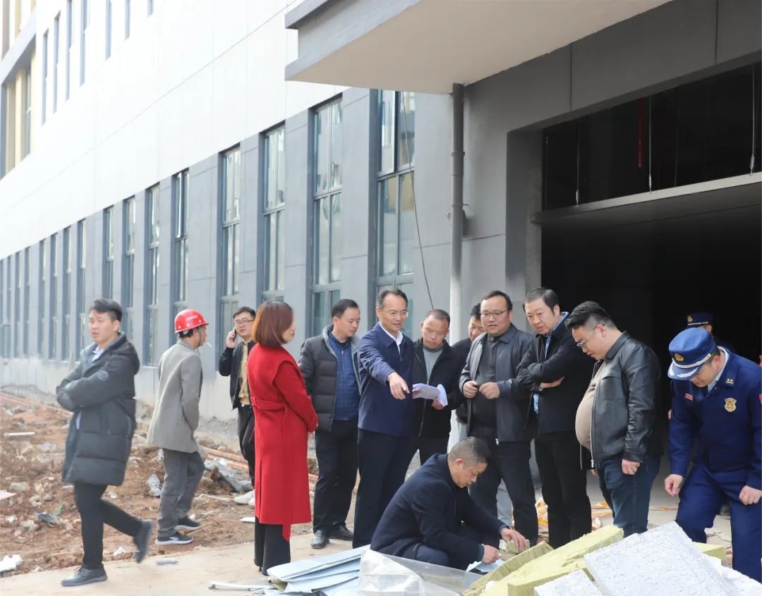 12月6日下午，郴州自贸片区、高新区党工委书记周亦彬开展“走找想促”活动。郴州自贸片区、高新区党工委委员、管委会副主任黄星，园区开发建设局、经济合作局、产业发展局（安监科）、消防大队以及郴产投公司相关负责人参与调研。