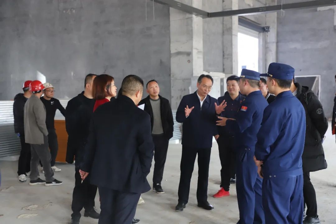 12月6日下午，郴州自贸片区、高新区党工委书记周亦彬开展“走找想促”活动。郴州自贸片区、高新区党工委委员、管委会副主任黄星，园区开发建设局、经济合作局、产业发展局（安监科）、消防大队以及郴产投公司相关负责人参与调研。