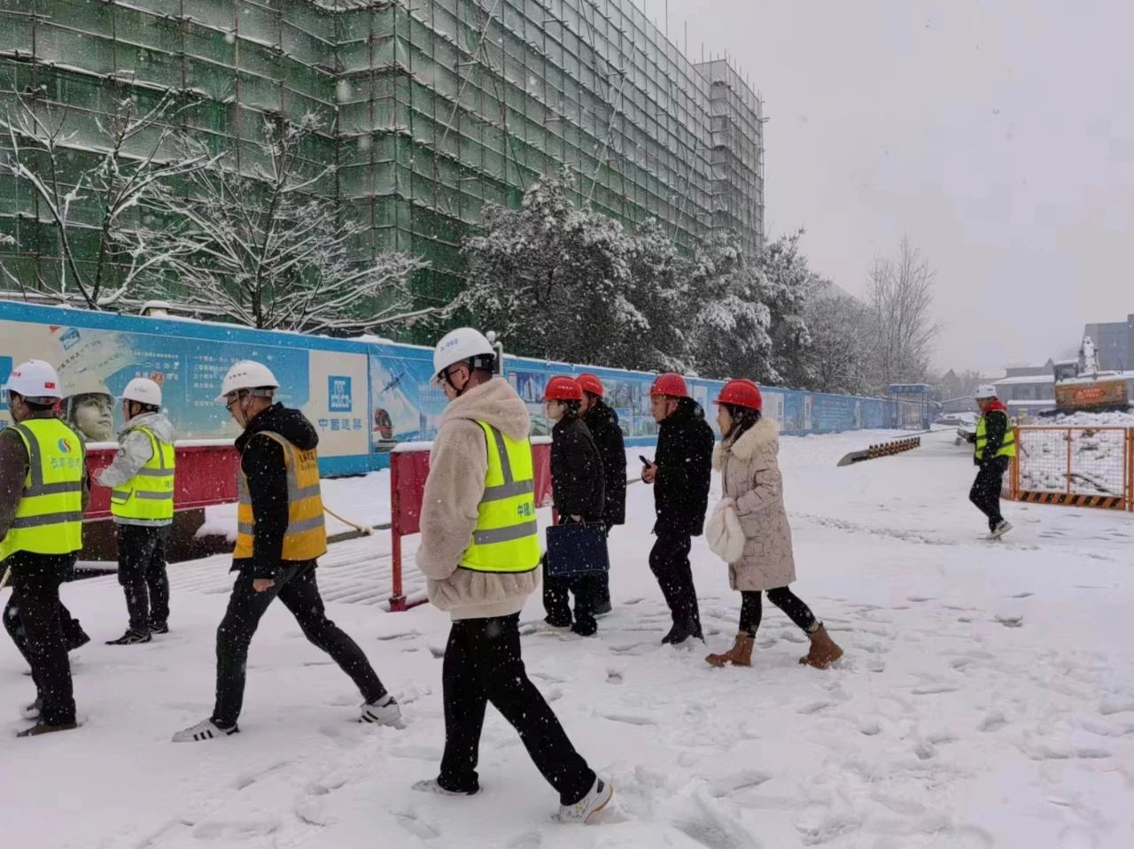 为认真贯彻落实省政府、省住建厅的安排部署和全市春节期间安全防范暨低温雨雪冰冻灾害防御工作，1月22日上午，郴州自贸片区、高新区党工委副书记雷向进带队先后到郴州自贸片区、高新区创新创业园及配套设施建设项目、3万吨电解铜深加工项目、郴州自贸片区、高新区含重金属污水处理厂及管网连通工程、开鑫金属精深加工项目、郴州综合保税区跨境电商物流智能仓储中心、智能监管综合服务平台、智能科技产业园、跨境电商物流仓储分拨中心项目等在建项目工地进行安全检查督导。