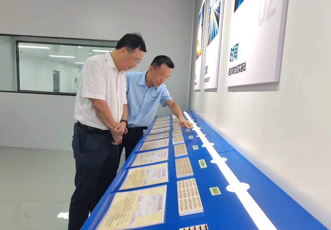 8月26日，郴州自贸片区、高新区党工委书记王卫东带队调研园区重点扩能提级企业及项目。调研小组先后来到瑞熙新能源科技公司、猎声科技公司、汇印公司等企业，深入一线了解企业经营运行、以旧换新设备提质、科技引领、安全环保等工作情况。