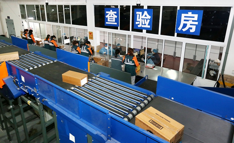 自湖南自贸试验区获批以来，长沙海关加强制度创新，围绕《中国（湖南）自由贸易试验区总体方案》目标要求，扎实推进湖南自贸试验区各项改革试点任务实施，指导推动湖南邮政长沙国际邮件监管中心建成兼容“邮、快、跨”三种不同业务类型的分拣流水线，实现邮件、快件、跨境电商三种业态同场监管，配置智能审图CT机6台，日均处理能力提升6倍，可实现24小时全天候通关。 图为：长沙国际邮件监管中心“邮、快、跨”集约化监管模式现场黄勇华/摄 图为：关员对入境邮件进行监管黄勇华/摄 目前，长沙国际邮件监管中心配有6条海关机检流水线、1条大型分拣流水线、1条“e邮宝”作业流水线。“对于未被查验指令命中，无需人工查验的包裹，几秒钟就能迅速通过。”现场查验关员说。 长沙海关介绍，“邮、快、跨”集约化监管模式兼容邮递物品、快件、跨境电商三种通关方式，可实现“邮、快、跨”三大监管模式下的进出口申报、查验、提货、运输等“一站式”办理。自湖南自贸试验区获批以来至2021年4月，海关共监管验放邮件、快件和跨境电商包裹共计1238.4万件，平均通关时间压缩30%以上，企业综合运输成本降低25%以上。 “以往因为通关方式不同，企业办理业务需要跑几个地方。”湖南飞石电子商务有限公司总经理郭靖深刻感受到了便利，该公司主要业务为出口特色食品、生活用品至日本，“之前货物最快也要好几天才能到达日本集运仓，但‘邮、快、跨’集约化监管模式启动后，我们当天接收的货品，最快次日就可以到日本，经营成本可节约十分之一。” 中国邮政速递物流股份有限公司湖南省国际速递分公司总经理吴伟香表示，“邮、快、跨”集约化监管模式运行后，日均处理能力最高可达到30万件，也为其拓宽了业务渠道。去年该公司利用集约化监管平台开辟了俄罗斯国际专线业务，截至今年4月底，对俄罗斯出口跨境电商实现申报348.78万件，目前公司又开辟了日本、美国专线，业务量也在逐步增长。 长沙邮局海关副关长文险峰介绍 “邮、快、跨”集约化监管模式有利于打通进出口双向通道，集约了监管资源，压缩了通关时间，提升了监管效能，降低了企业成本，实现消费者利益最大化。 据长沙海关统计，今年1-4月湖南跨境电商出口73.2亿元，同比增长231.6%。