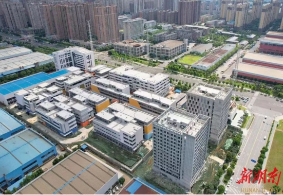 由湖南自贸试验区长沙片区长沙经开区区块率先探索的打通行政审批“最后一米”、融资租赁+工程机械设备出口、小微园区“二次开发”新模式等制度创新成果入选报告，成为湖南自贸试验区建设的亮点。