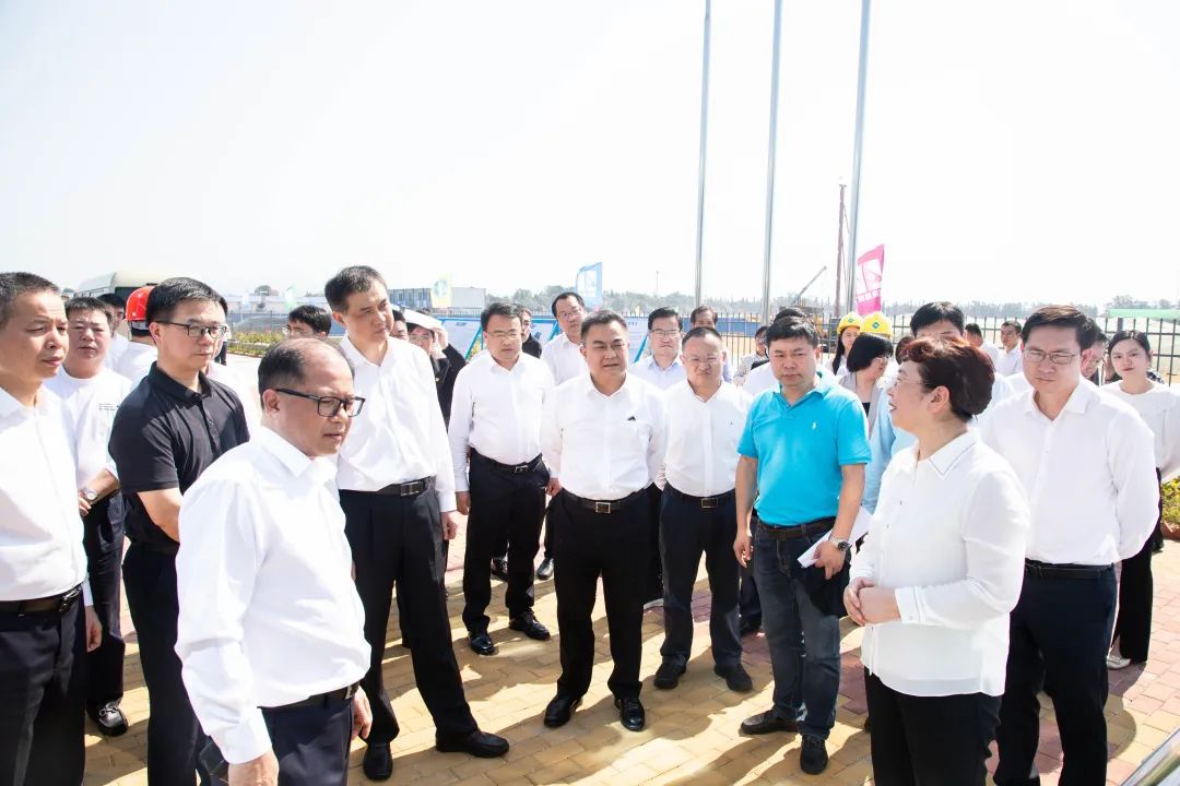2月1日至2日,湖南省副省长、长沙市市长周海兵率湖南考察团一行赴东方市调研湘琼先进制造业共建产业园建设情况。海南省委常委、秘书长倪强全程陪同调研。湖南省自贸办专职副主任廖光辉参加调研及签约仪式。 2月1日至2日,湖南省副省长、长沙市市长周海兵率湖南考察团一行赴东方市调研湘琼先进制造业共建产业园建设情况。海南省委常委、秘书长倪强全程陪同调研。湖南省自贸办专职副主任廖光辉参加调研及签约仪式。