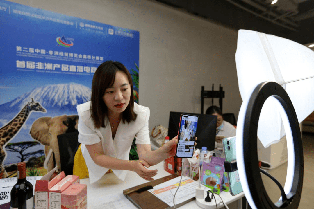 2023年以来，湖南自贸试验区通过不断向改革要动力，向创新要活力，以“大胆试、大胆闯、自主改”的劲头，扩大优质进口，消费产品再升级；丰富经营业态，消费场景再升级；培育新兴市场，消费结构再升级。