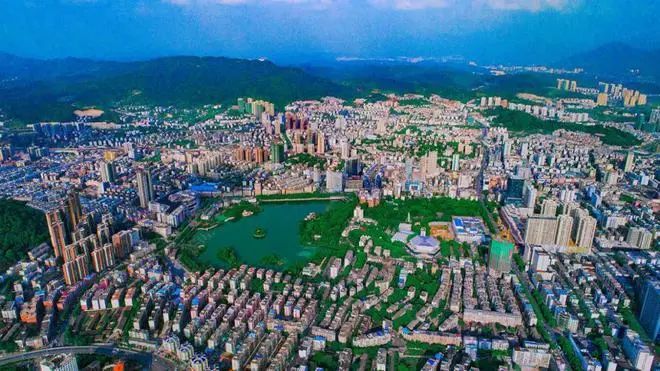 近日,在2023年郴商大会现场,郴州自贸片区、高新区等地的3位优秀企业家代表作了精彩发言,他们是郴商,也是郴州的招商大使。 近日,在2023年郴商大会现场,郴州自贸片区、高新区等地的3位优秀企业家代表作了精彩发言,他们是郴商,也是郴州的招商大使。