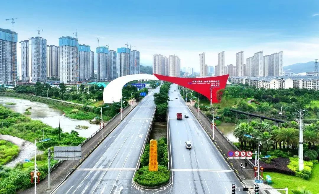 中国（湖南）自由贸易试验区郴州片区共有企业6400余家，从业人口4万余人。近年来，郴州市公安局白露分局结合自贸区企业经营发展实际，创新警务机制，长效推进打击涉企违法犯罪、警企警民联防、贴心暖心服务等工作，护航自贸区企业“安园扎寨”、稳健发展。