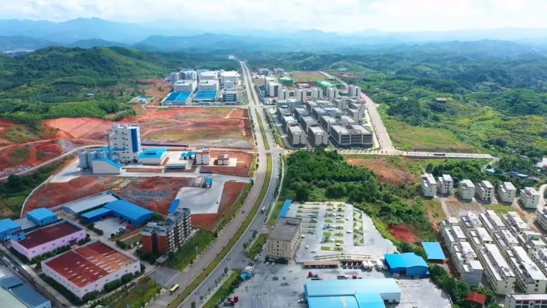 郴州市含锂矿产资源丰富，探明折合氧化锂储量在500万吨以上，吸引了锂电行业的广泛关注。近年来，郴州立足自身优势，抢抓“风口”机遇，坚持“统一规划布局、统一资源管理、统一招商引资、统一指挥调度”的基本思路，加快打造锂电新能源产业集群，着力建设“电池之都”。