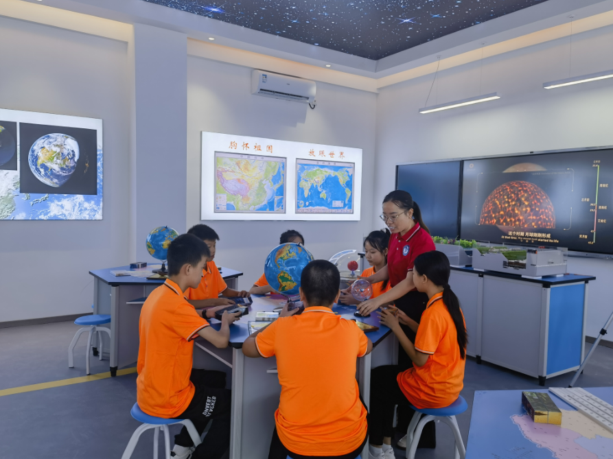 郴州市新飞学校位于郴州市凤凰路与望仙路交汇处东北角，是郴州市教育科学研究院基地校、郴州市第六中学东校区、湘南学院附属小学东校区，为自贸试验区郴州片区、高新区提供2100余个学位。