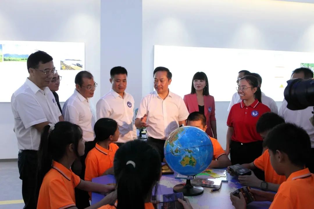 郴州市新飞学校位于郴州市凤凰路与望仙路交汇处东北角，是郴州市教育科学研究院基地校、郴州市第六中学东校区、湘南学院附属小学东校区，为自贸试验区郴州片区、高新区提供2100余个学位。