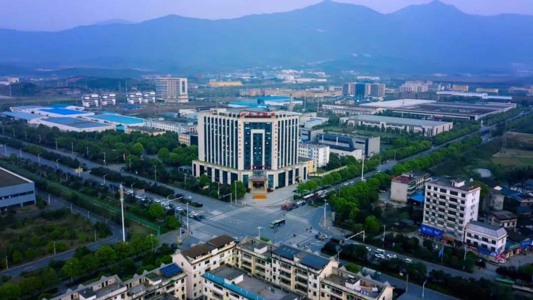 2020年9月，中国（湖南）自由贸易试验区获批。郴州综合保税区是中国(湖南)自由贸易试验区郴州片区的核心区，规划总面积1.06平方公里，产业生态体系完善、平台载体功能完备，业态创新发展稳健。