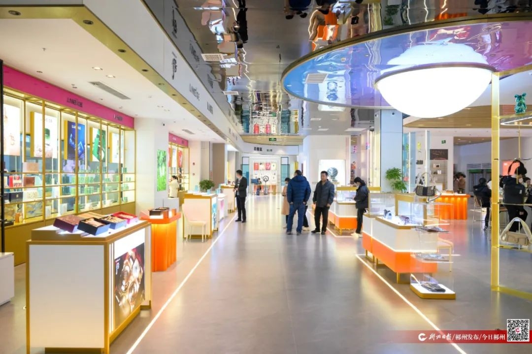 中意奥莱郴州零关税跨境直购商场于今年2月2日开始试营业，项目一期坐落于自贸区郴州片区金伯利大厦3楼，占地面积约3000平方米。商场依托郴州综合保税区的保税展示、保税仓储、跨境电商等功能，以“前店后仓”的模式，零关税价格的优势，打造湖南国际名品零关税跨境直购商场。