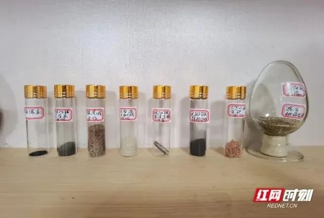 眼光前瞻、奋勇争先，自2022年以来，郴州市科技局围绕有色金属新材料、氟化工、锂电新能源等重点领域，打造“3+3”成果转化中试基地“郴州样板”，推动重大科技成果转化和产业化。