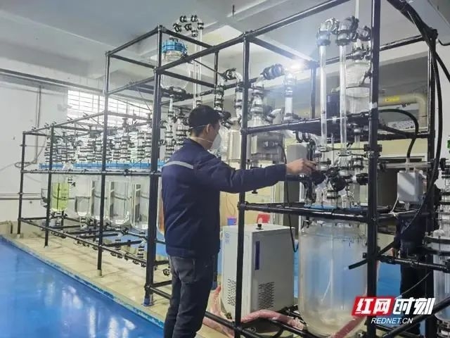 眼光前瞻、奋勇争先，自2022年以来，郴州市科技局围绕有色金属新材料、氟化工、锂电新能源等重点领域，打造“3+3”成果转化中试基地“郴州样板”，推动重大科技成果转化和产业化。