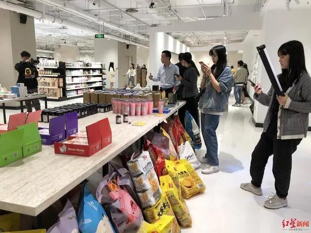 “前店后仓+快速配送”跨境电商新业态，市民在家门口就可“扫货”