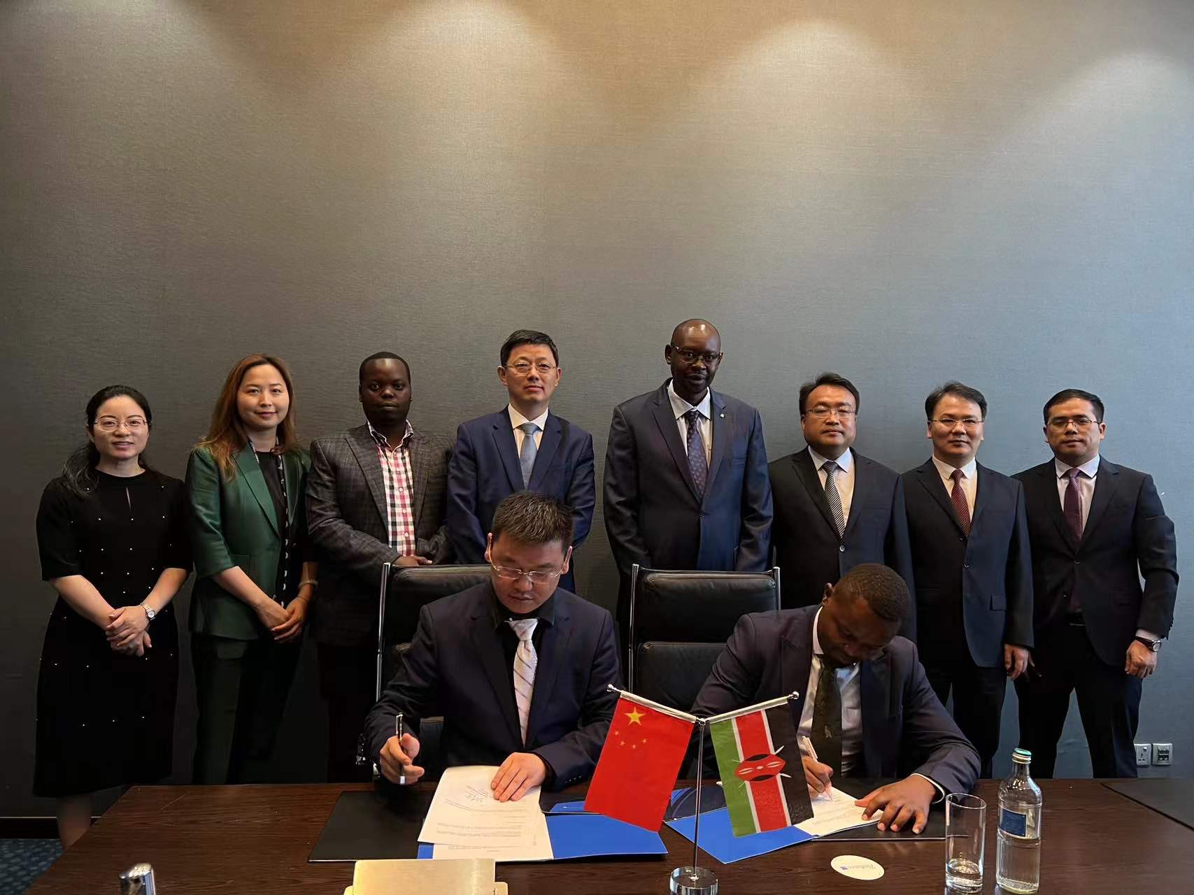 5月14日至23日，中国（湖南）自由贸易试验区经贸代表团远赴肯尼亚、马拉维、南非，面对面推介湖南自贸试验区、洽谈合作、拓展商机。