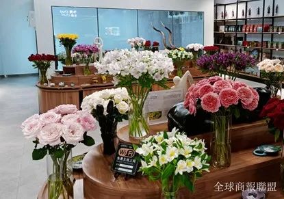 中非经贸博览会常设展馆展区肯尼亚馆，尽是姹紫嫣红。