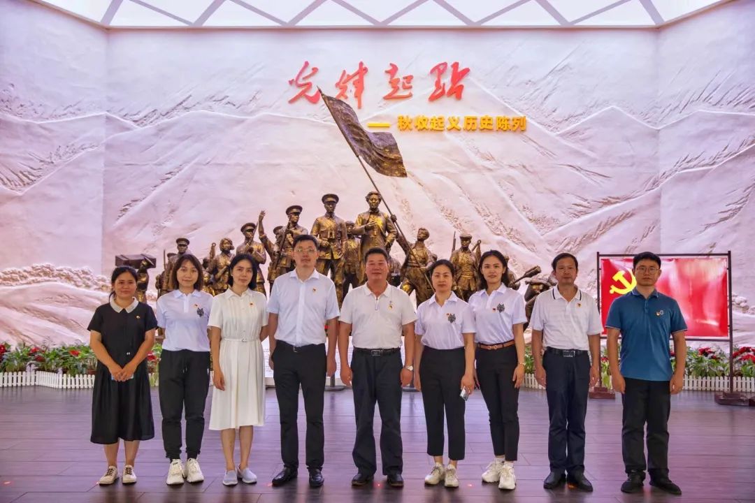  7月27日，湖南省自贸办专职副主任廖光辉率自贸协调处、自贸创新处、自贸评估处党员干部前往浏阳市文家市镇开展主题党日活动并讲党课。