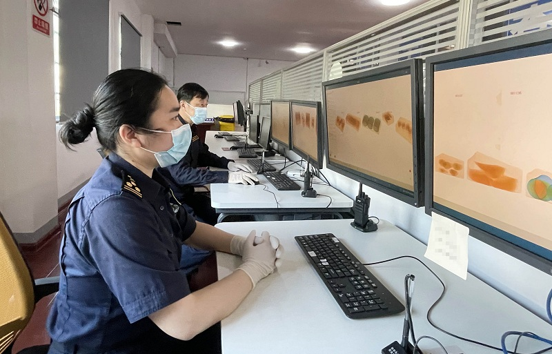 自湖南自贸试验区获批以来，长沙海关加强制度创新，围绕《中国（湖南）自由贸易试验区总体方案》目标要求，扎实推进湖南自贸试验区各项改革试点任务实施，指导推动湖南邮政长沙国际邮件监管中心建成兼容“邮、快、跨”三种不同业务类型的分拣流水线，实现邮件、快件、跨境电商三种业态同场监管，配置智能审图CT机6台，日均处理能力提升6倍，可实现24小时全天候通关。 图为：长沙国际邮件监管中心“邮、快、跨”集约化监管模式现场黄勇华/摄 图为：关员对入境邮件进行监管黄勇华/摄 目前，长沙国际邮件监管中心配有6条海关机检流水线、1条大型分拣流水线、1条“e邮宝”作业流水线。“对于未被查验指令命中，无需人工查验的包裹，几秒钟就能迅速通过。”现场查验关员说。 长沙海关介绍，“邮、快、跨”集约化监管模式兼容邮递物品、快件、跨境电商三种通关方式，可实现“邮、快、跨”三大监管模式下的进出口申报、查验、提货、运输等“一站式”办理。自湖南自贸试验区获批以来至2021年4月，海关共监管验放邮件、快件和跨境电商包裹共计1238.4万件，平均通关时间压缩30%以上，企业综合运输成本降低25%以上。 “以往因为通关方式不同，企业办理业务需要跑几个地方。”湖南飞石电子商务有限公司总经理郭靖深刻感受到了便利，该公司主要业务为出口特色食品、生活用品至日本，“之前货物最快也要好几天才能到达日本集运仓，但‘邮、快、跨’集约化监管模式启动后，我们当天接收的货品，最快次日就可以到日本，经营成本可节约十分之一。” 中国邮政速递物流股份有限公司湖南省国际速递分公司总经理吴伟香表示，“邮、快、跨”集约化监管模式运行后，日均处理能力最高可达到30万件，也为其拓宽了业务渠道。去年该公司利用集约化监管平台开辟了俄罗斯国际专线业务，截至今年4月底，对俄罗斯出口跨境电商实现申报348.78万件，目前公司又开辟了日本、美国专线，业务量也在逐步增长。 长沙邮局海关副关长文险峰介绍 “邮、快、跨”集约化监管模式有利于打通进出口双向通道，集约了监管资源，压缩了通关时间，提升了监管效能，降低了企业成本，实现消费者利益最大化。 据长沙海关统计，今年1-4月湖南跨境电商出口73.2亿元，同比增长231.6%。