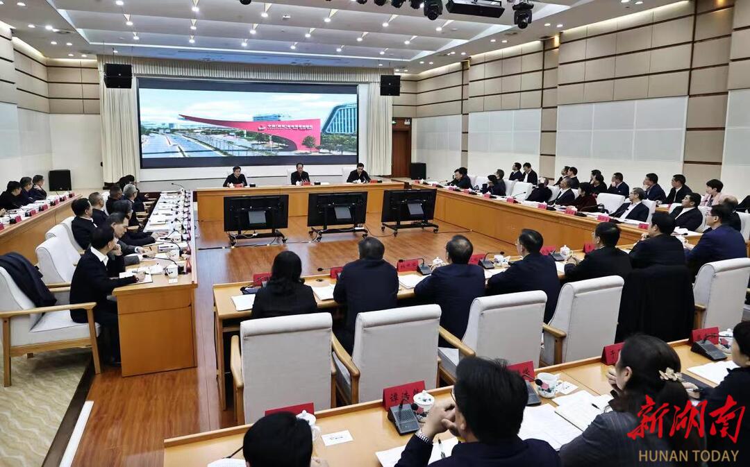 4月6日下午，省委副书记、省长、领导小组组长毛伟明主持召开中国（湖南）自由贸易试验区工作领导小组第三次全体会议并讲话。
