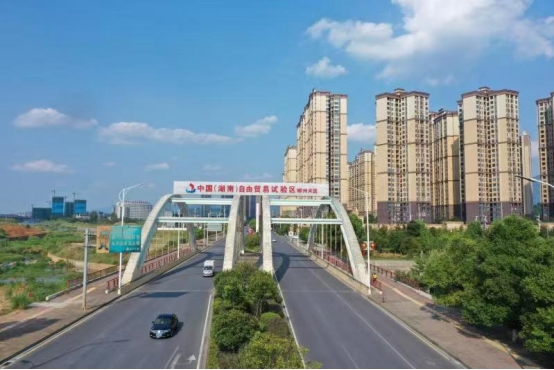 近日，中国（湖南）自由贸易试验区第二批制度创新成果发布，郴州片区7项创新成果入选全国、全省创新案例参考借鉴样本，其中“湘粤港‘跨境一锁’快速通关模式”“综保区边角料内销征税新模式”“案件审理、监管、评查五步法改革”3项被列为全国首创，“闲置资产盘活利用机制创新”“企业临时用电便利化新举措”“互联网平台企业监管新机制”“司法执行通知前置”4项被列为全省首创。