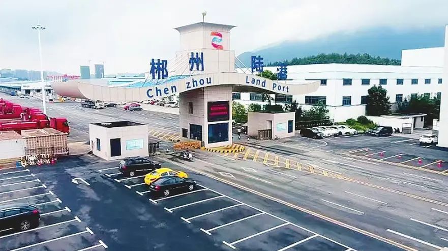 改革开放大潮滚滚向前。“弄潮儿”郴州致力打造“自贸区+陆港”双核驱动的国际合作示范区、“一带一路”国际通道重要商贸枢纽、生产服务型国家物流枢纽、国际有色金属集散交易中心，一项项制度出台、一个个务实之举佐证着郴州坚定不移改革开放，推动高质量发展的坚强决心。