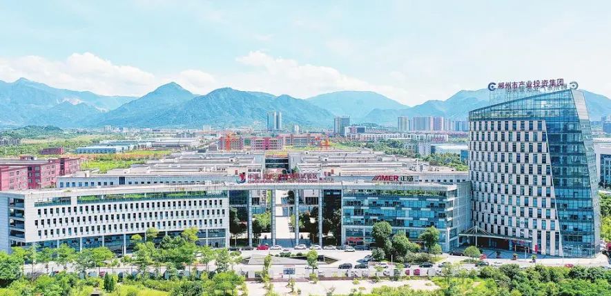 改革开放大潮滚滚向前。“弄潮儿”郴州致力打造“自贸区+陆港”双核驱动的国际合作示范区、“一带一路”国际通道重要商贸枢纽、生产服务型国家物流枢纽、国际有色金属集散交易中心，一项项制度出台、一个个务实之举佐证着郴州坚定不移改革开放，推动高质量发展的坚强决心。