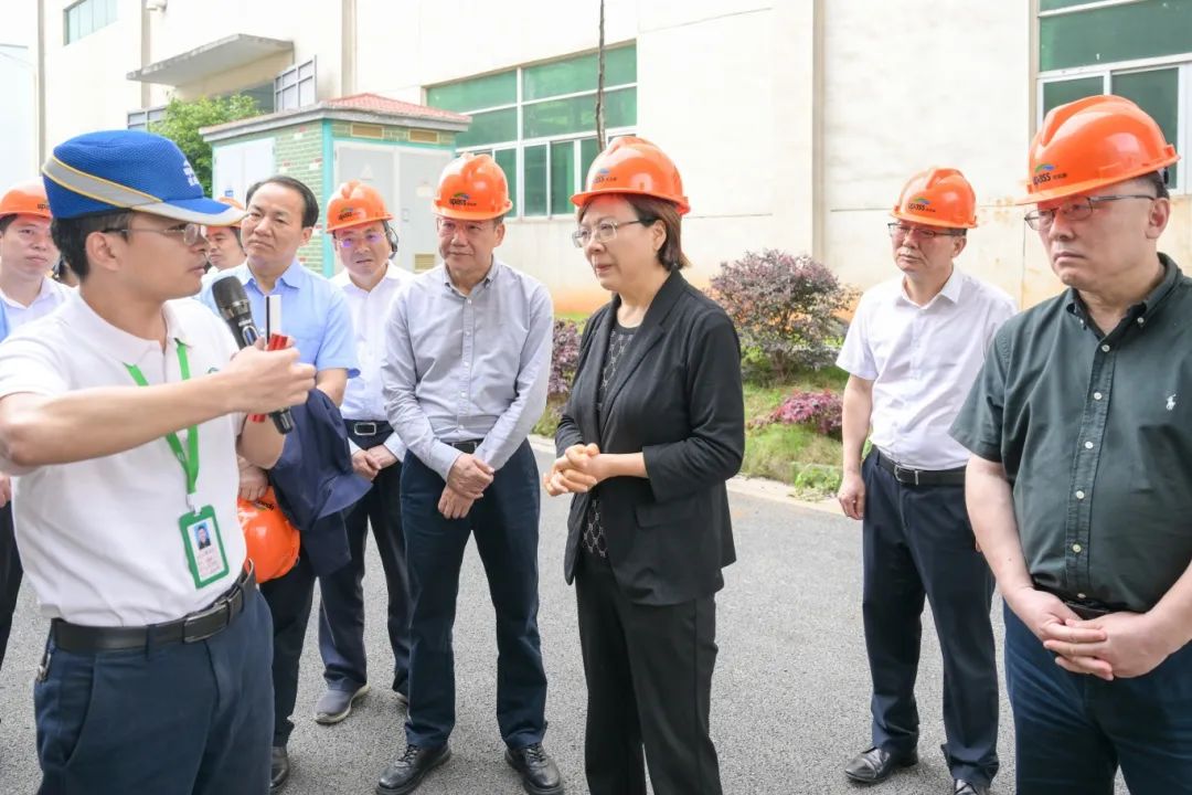 4月24日至25日，省人大常委会党组成员谢建辉率执法检查组赴郴州市开展中小企业促进“一法一办法”执法检查。执法检查组深入郴州市经开区、高新区、郴州自贸片区，先后到海德威科技、优珀斯新材料、沃飞科技、炬神电子、宾泽医学检验、竹之源环保科技等企业，走进生产一线，听取企业负责人情况介绍和意见建议，详细了解“一法一办法”贯彻实施、企业创新研发等情况。