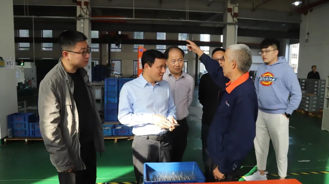 11月6日，城陵矶新港区党工委副书记、管委会主任钱丹青率队到园区科技型中小企业、重点在建项目等现场调研、解难。要求聚焦新能源新材料等新赛道，做大做强；专注产业链细分领域，做专做精。相关部门负责人参加。