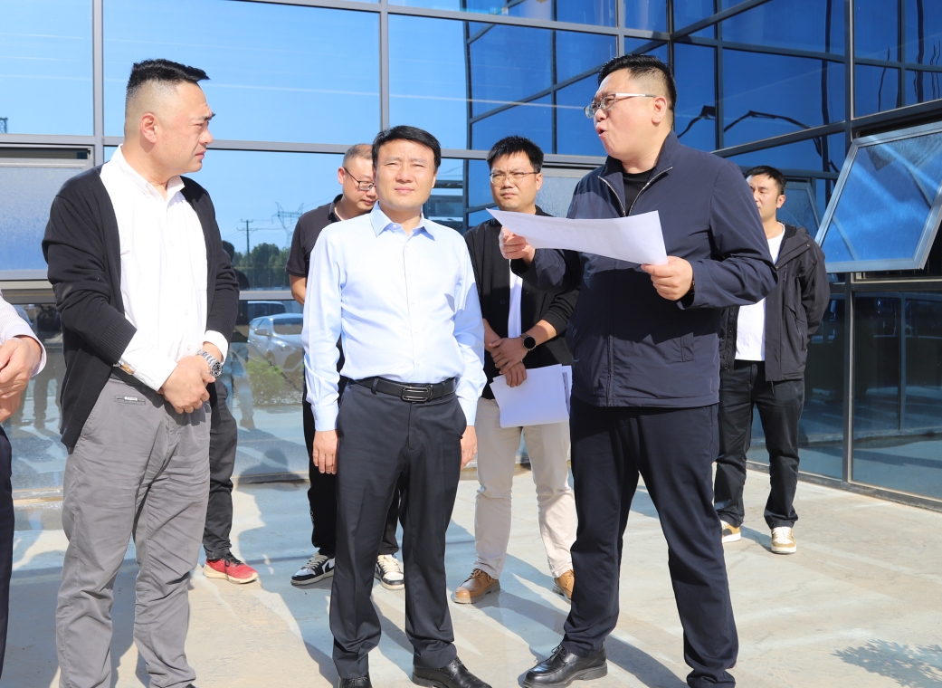 11月6日，城陵矶新港区党工委副书记、管委会主任钱丹青率队到园区科技型中小企业、重点在建项目等现场调研、解难。要求聚焦新能源新材料等新赛道，做大做强；专注产业链细分领域，做专做精。相关部门负责人参加。