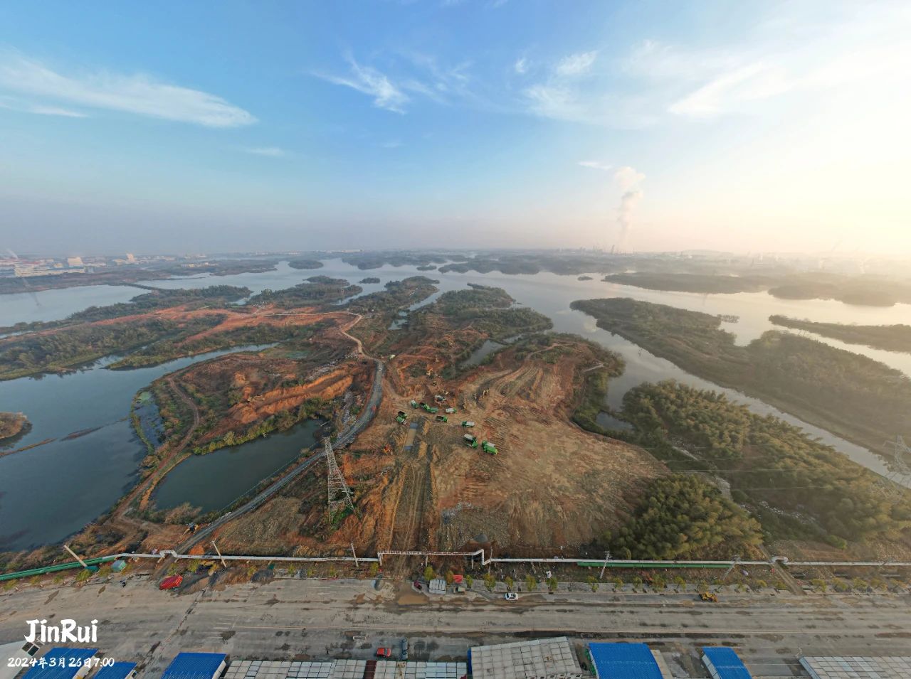 “7月工程完成交付”“9月达到入学条件”，城陵矶新港区要用大约150天的工期，开展极限冲刺，努力建成高标准、高质量，总建筑面积16.55万平方米的岳阳现代职业服务学院项目，使之成为岳阳现代临港新城的地标式建筑。