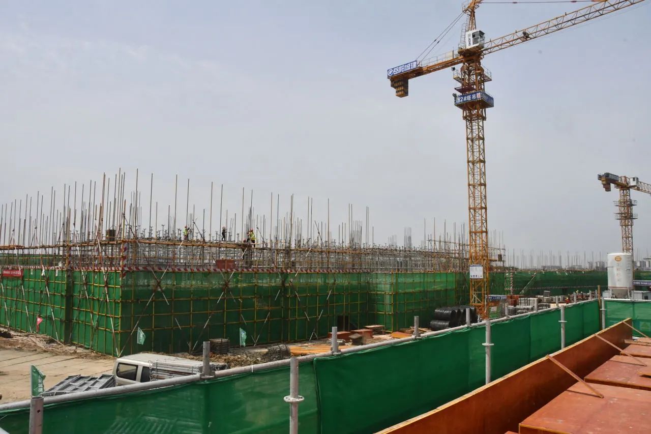 五一假期距岳阳现代服务职业学院项目竣工交付的日子（7月31日）只剩90天了。据了解，五一期间工地保有施工、技术、管理人员达1200名。项目22个作业面，已有18个作业面施工全面铺开。