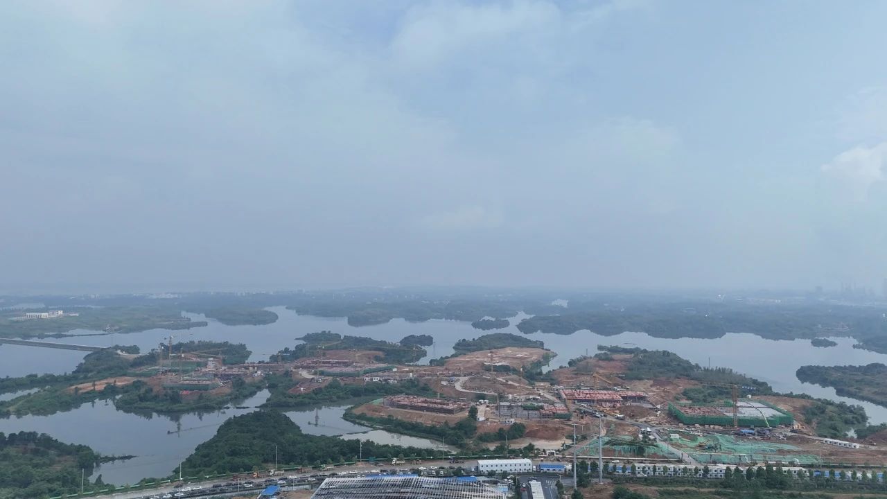 五一假期距岳阳现代服务职业学院项目竣工交付的日子（7月31日）只剩90天了。据了解，五一期间工地保有施工、技术、管理人员达1200名。项目22个作业面，已有18个作业面施工全面铺开。