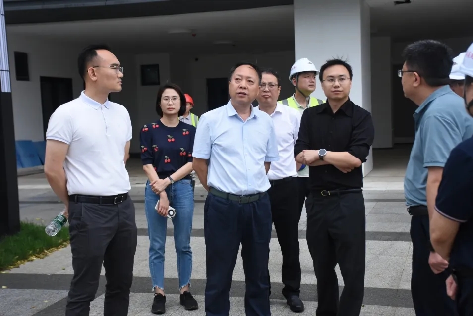5月21日，城陵矶新港区党工委书记李建华带队，深入岳阳现代服务职业学院和数字经济产业综合体两大重点项目实地调研。党工委副书记、岳阳自贸片区管委会主任蔺佳，党工委委员、综保区管委会副主任张常云，及相关部门负责人参加。