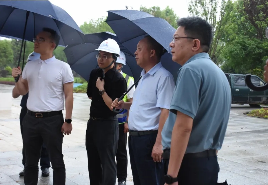 5月21日，城陵矶新港区党工委书记李建华带队，深入岳阳现代服务职业学院和数字经济产业综合体两大重点项目实地调研。党工委副书记、岳阳自贸片区管委会主任蔺佳，党工委委员、综保区管委会副主任张常云，及相关部门负责人参加。