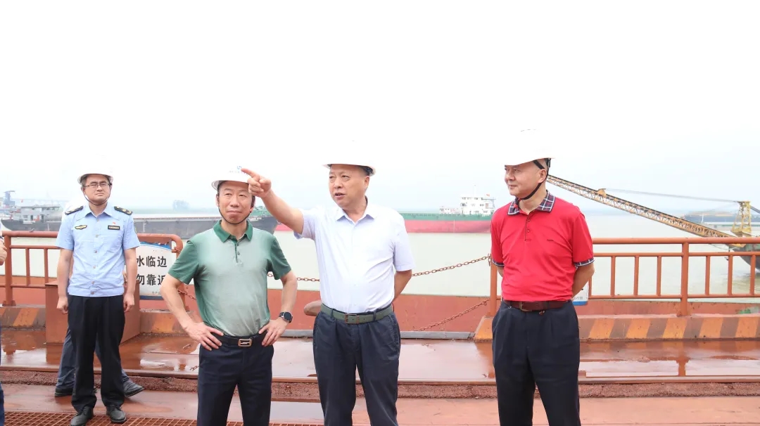 5月21日，城陵矶新港区党工委书记李建华一行现场调研长江沿岸港口码头突出生态环境问题整改工作。湖南省港务集团党委书记、董事长徐国兵，新港区党工委委员、管委会副主任胡卫，生态环境分局局长蒋俊韬，综合管理部、社会发展部、口岸贸易部、城管分局等部门负责人参加。