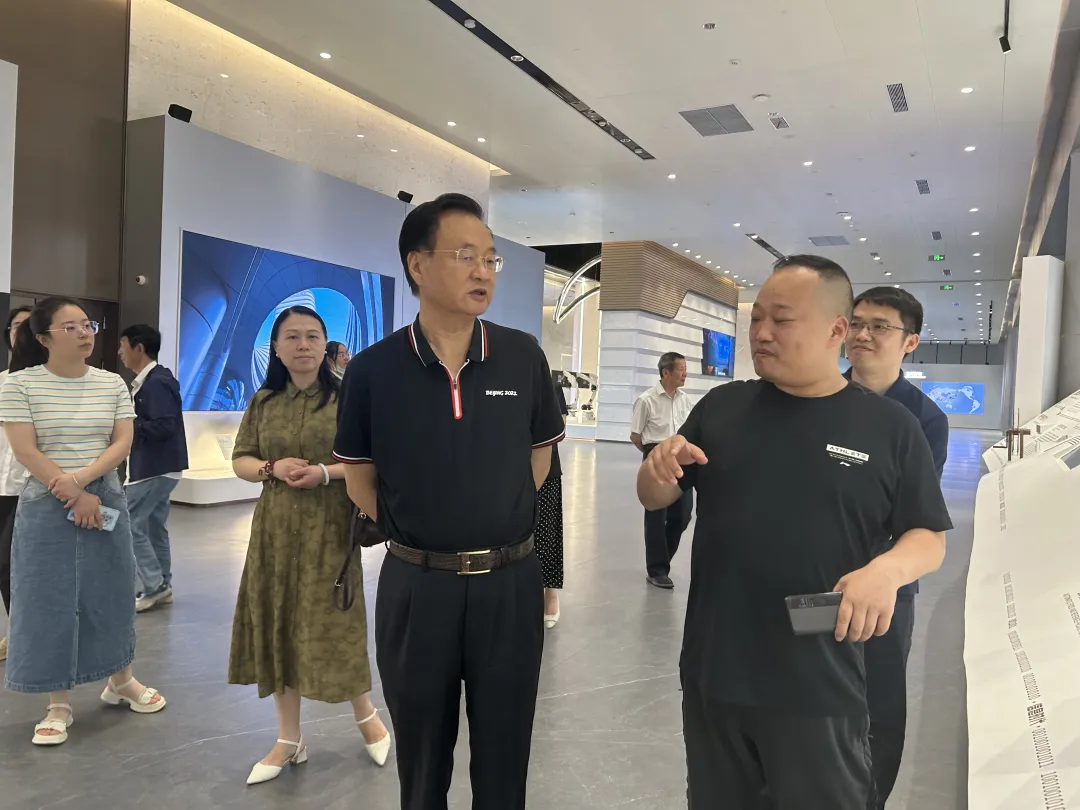 5月29日，湖南省人大常委会原副主任李友志赴城陵矶新港区调研。岳阳市人民政府原副市长、市老年保健协会会长宋爱华，城陵矶新港区党工委书记李建华，党工委委员范星辉，党工委委员、管委会副主任刘卓参加。