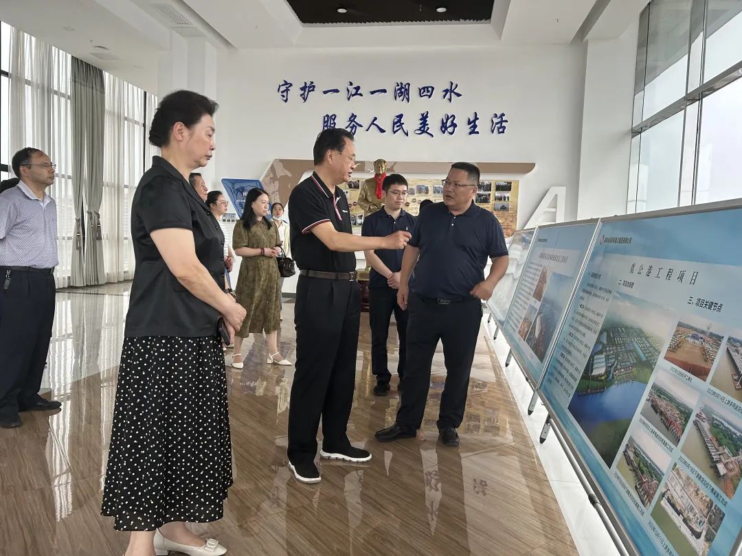 5月29日，湖南省人大常委会原副主任李友志赴城陵矶新港区调研。岳阳市人民政府原副市长、市老年保健协会会长宋爱华，城陵矶新港区党工委书记李建华，党工委委员范星辉，党工委委员、管委会副主任刘卓参加。
