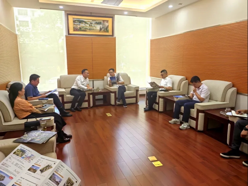 9月25日,城陵矶新港区党工委副书记、岳阳自贸片区管委会主任蔺佳带一行,专程拜访了浦发银行与光大银行,重点围绕深化银政企三方合作机制、创新金融服务模式、优化营商环境、支持产业升级发展等事项进行探讨。 9月25日,城陵矶新港区党工委副书记、岳阳自贸片区管委会主任蔺佳带一行,专程拜访了浦发银行与光大银行,重点围绕深化银政企三方合作机制、创新金融服务模式、优化营商环境、支持产业升级发展等事项进行探讨。