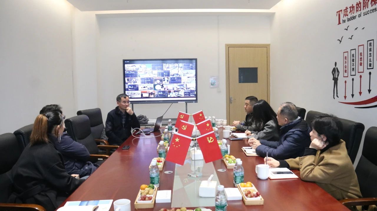12月29日,在海铭德科技岳阳工厂内,该企业董事长蒋海兵为远道而来的企业家朋友们,仔细讲解着企业数字化、智能化系统的实际应用。 12月29日,在海铭德科技岳阳工厂内,该企业董事长蒋海兵为远道而来的企业家朋友们,仔细讲解着企业数字化、智能化系统的实际应用。
