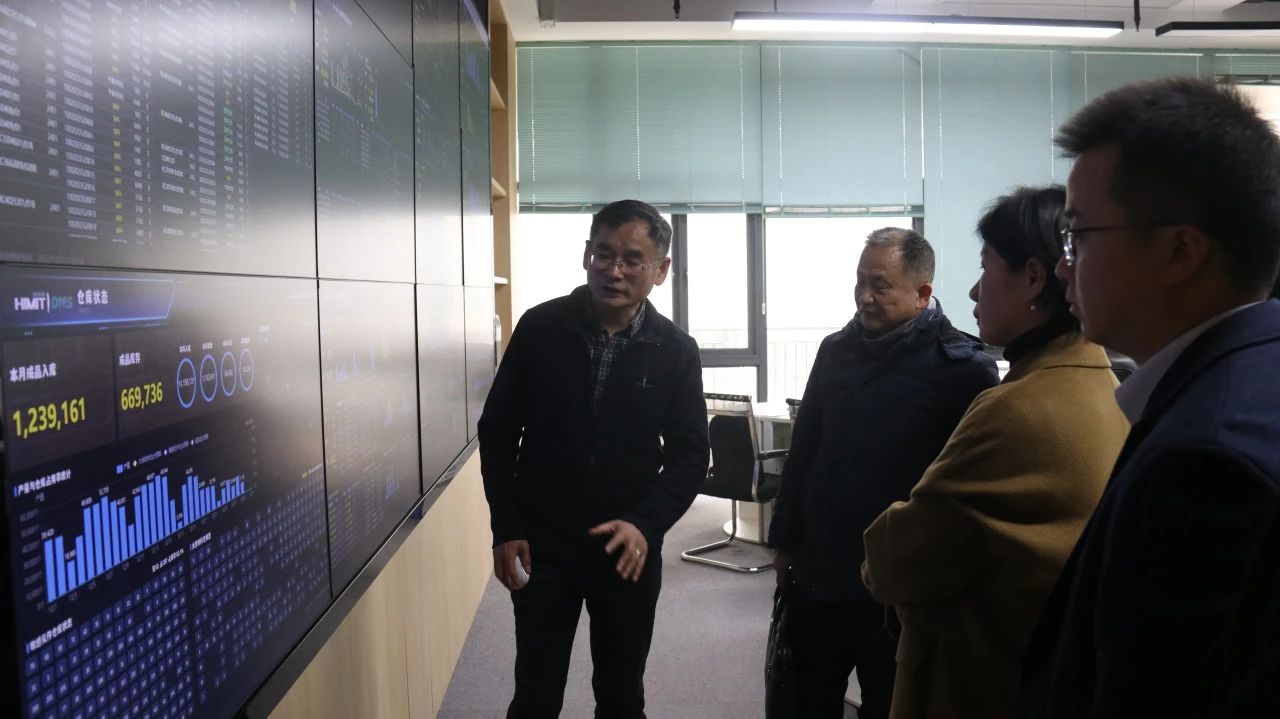 12月29日,在海铭德科技岳阳工厂内,该企业董事长蒋海兵为远道而来的企业家朋友们,仔细讲解着企业数字化、智能化系统的实际应用。 12月29日,在海铭德科技岳阳工厂内,该企业董事长蒋海兵为远道而来的企业家朋友们,仔细讲解着企业数字化、智能化系统的实际应用。