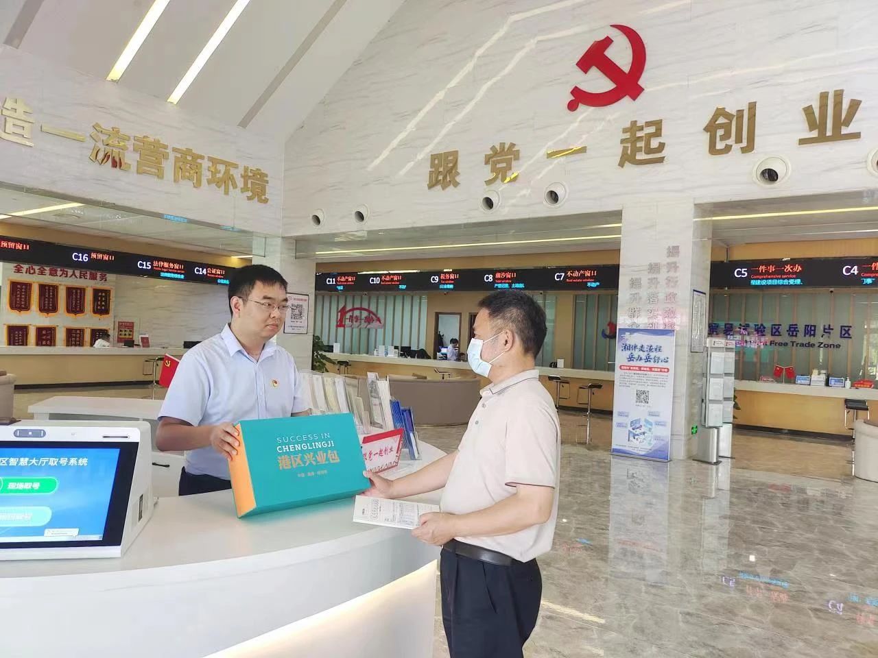 城陵矶新港区作为湖南对外开放“桥头堡”、通江达海“增长极”，特别是随着自贸片区金字招牌的加持，正成为开放发展的沃土，近年新增市场主体突破5000家，产业工人达7万人。此次该区探索推进自贸党建“一核三链”经验，让这块产业高地散发出的党建热度受到更多关注。