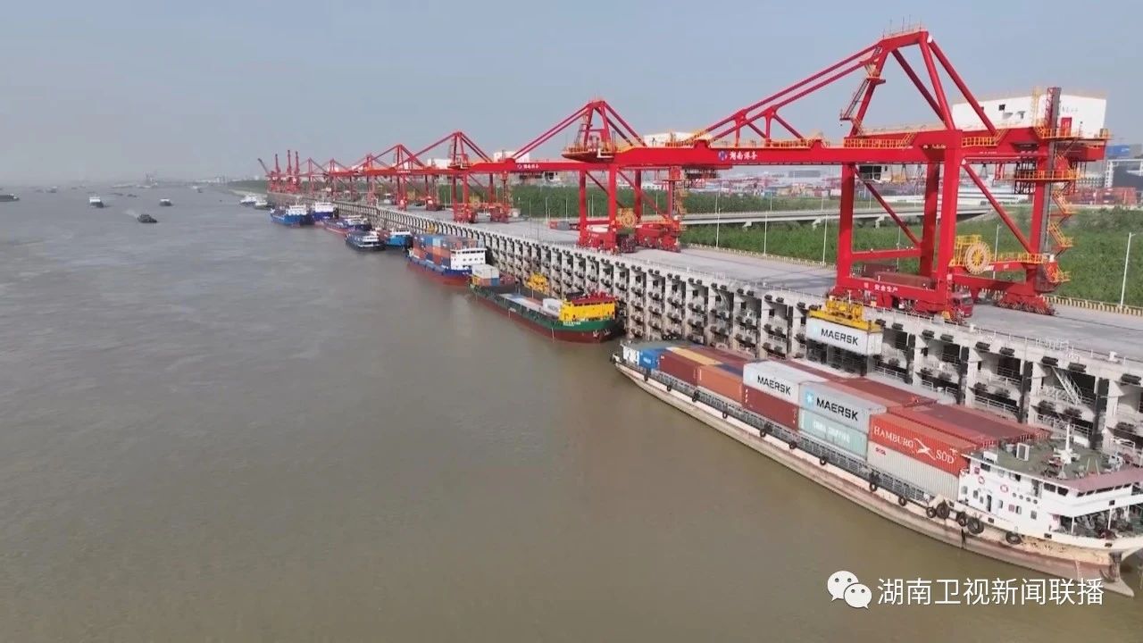 在城陵矶新港空箱堆场作业区域，一批来自本地的固态化肥原料正在装箱作业，这批货物共计十个自然箱，将于下午发往上海换乘出口。今年，为有效帮助企业快速出口，港口加快集装箱周转力度，推行人力、机械并行方式开展掏装箱作业。