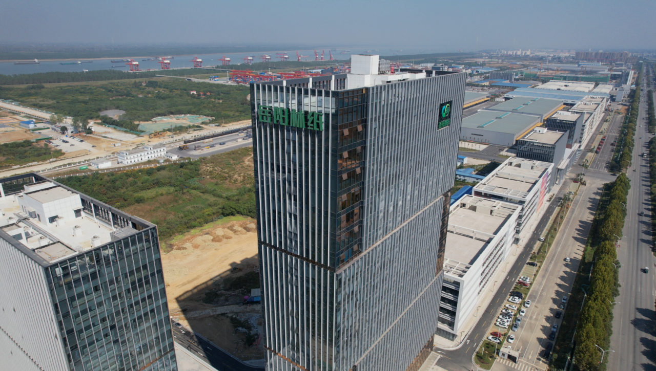 以深入实施自贸试验区提升战略为契机，加强协调对接，开展精准服务，保障企业优化产业布局、加快创新发展，为岳阳林纸打造百年基业厚植沃土。