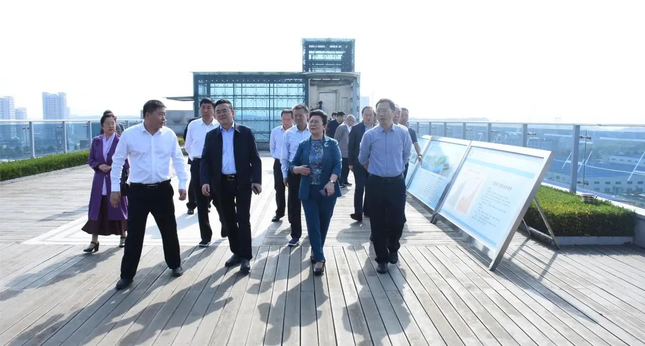 10月24日，湖南省人大财经预算系统调研组赴城陵矶新港区考察，省人大常委会预算工委副主任刘明政，各市州人大常委会负责人参加，新港区党工委委员、自贸片区管委会副主任杨锦江陪同。